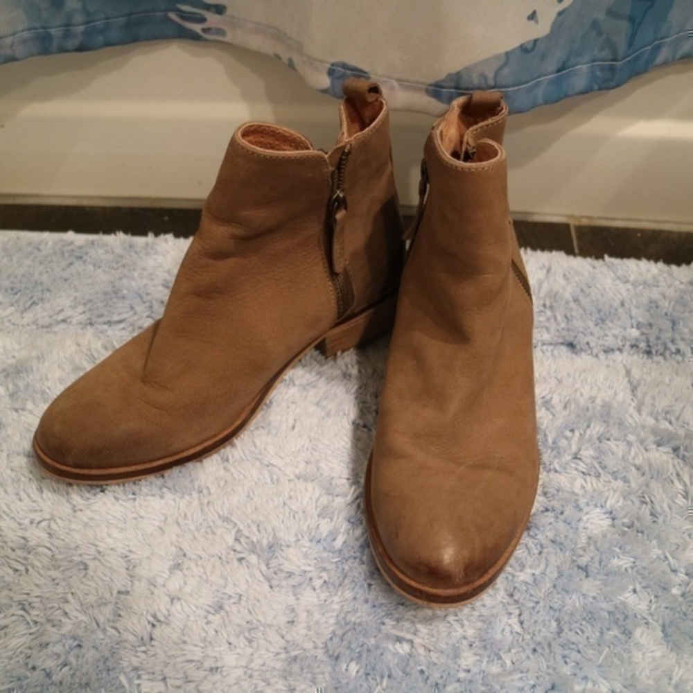 Seychelles Beige Booties with side zippers (functioning both sides)

Size: 5.0